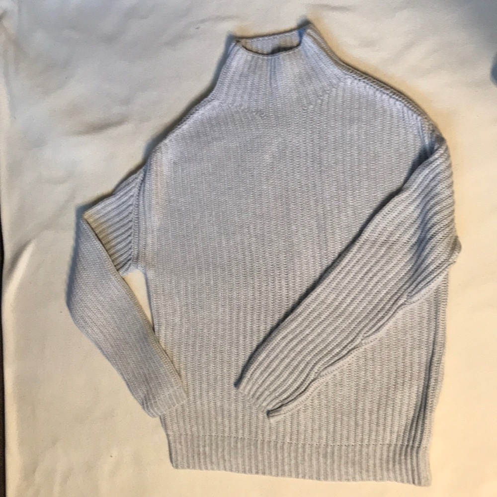 Gray long sleeve knit Gap sweater size small in great condition